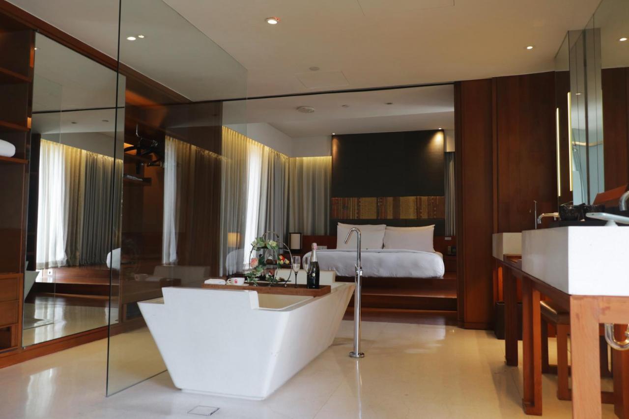 Hansar Bangkok Hotel Exterior photo