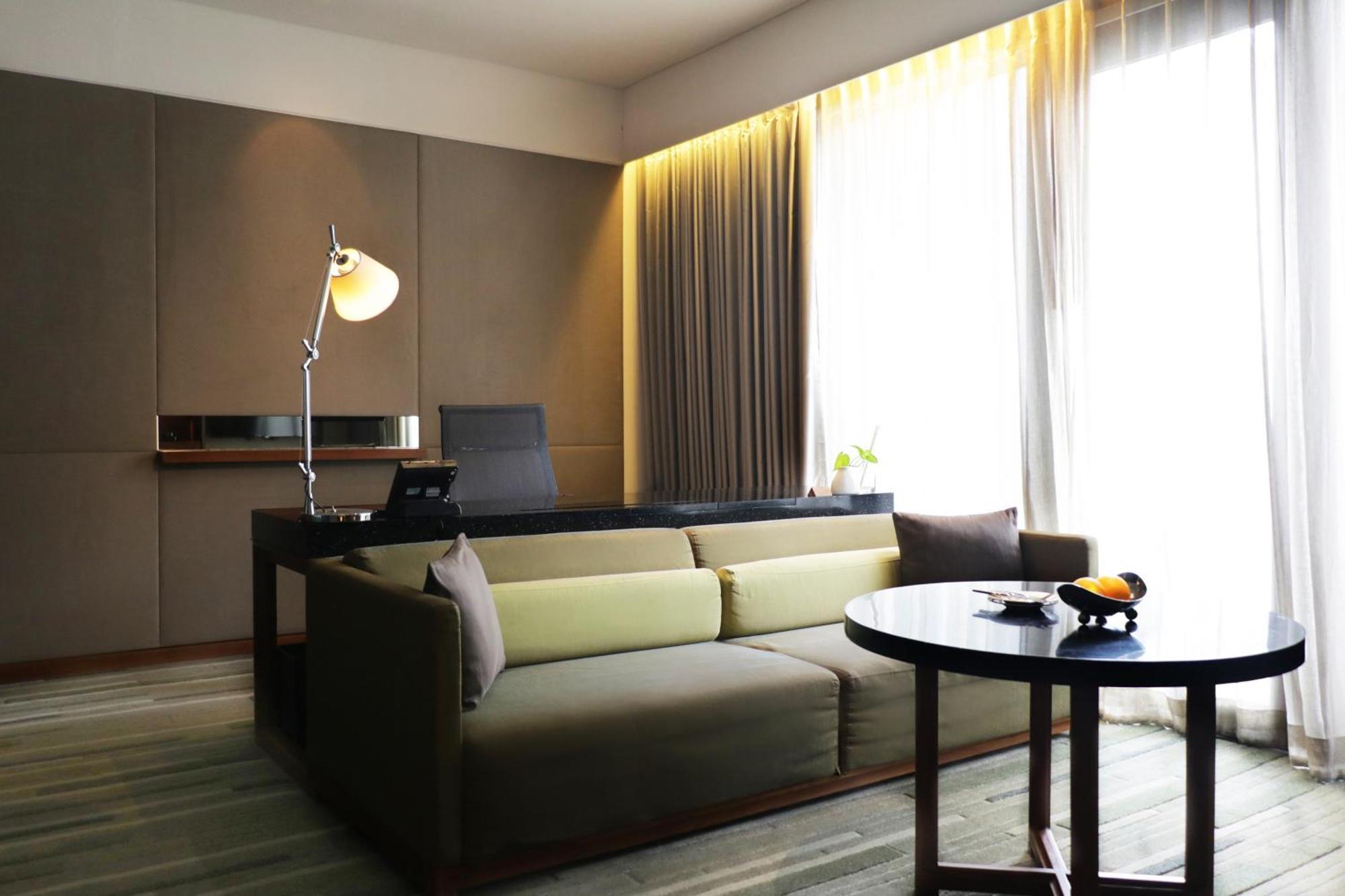 Hansar Bangkok Hotel Exterior photo